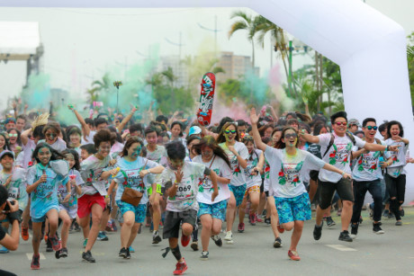 Trai xinh gai dep Ha Noi tung bung voi le hoi bot mau Color Me Run - Anh 13