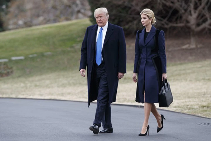 Tổng thống Trump và ái nữ Ivanka. Ảnh: AP 