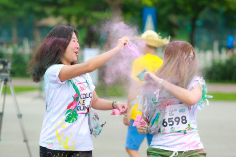 Trai xinh gai dep Ha Noi tung bung voi le hoi bot mau Color Me Run - Anh 11