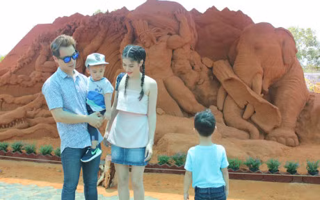 Cung gia dinh Ca si Dang Khoi kham pha cong vien Forgotten Land - Anh 4