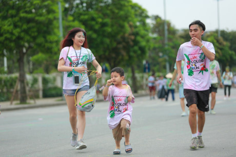 Trai xinh gai dep Ha Noi tung bung voi le hoi bot mau Color Me Run - Anh 16