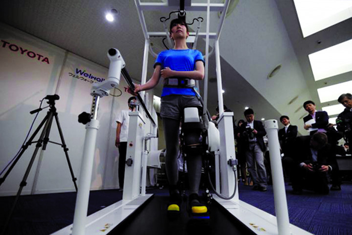 Mô hình robot Welwalk WW-1000 của Toyota giúp hỗ trợ việc phục hồi cho người bị liệt chi dưới được giới thiệu tại Tokyo vào ngày 12/4. (Ảnh: Reuters) 