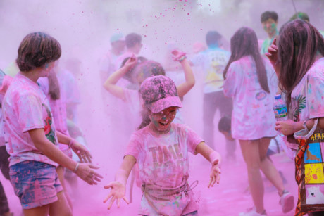 Trai xinh gai dep Ha Noi tung bung voi le hoi bot mau Color Me Run - Anh 17