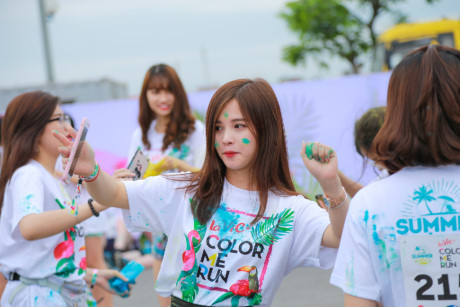Trai xinh gai dep Ha Noi tung bung voi le hoi bot mau Color Me Run - Anh 8