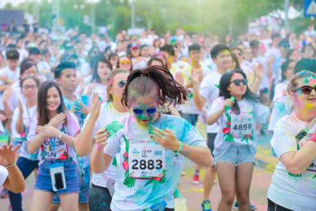 Trai xinh gai dep Ha Noi tung bung voi le hoi bot mau Color Me Run - Anh 3