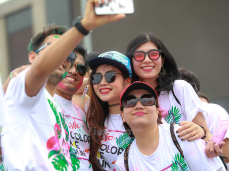 Trai xinh gai dep Ha Noi tung bung voi le hoi bot mau Color Me Run - Anh 12