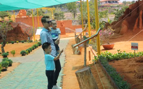 Cung gia dinh Ca si Dang Khoi kham pha cong vien Forgotten Land - Anh 3