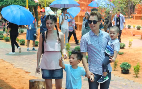 Cung gia dinh Ca si Dang Khoi kham pha cong vien Forgotten Land - Anh 6