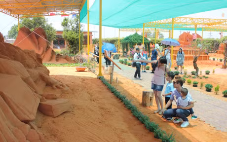 Cung gia dinh Ca si Dang Khoi kham pha cong vien Forgotten Land - Anh 5