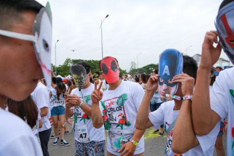 Trai xinh gai dep Ha Noi tung bung voi le hoi bot mau Color Me Run - Anh 7