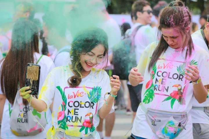 Trai xinh gái đẹp Hà Nội tưng bừng với lễ hội bột màu Color Me Run