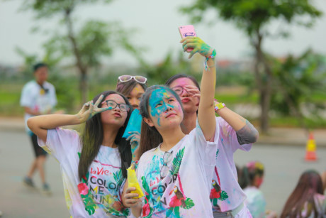 Trai xinh gai dep Ha Noi tung bung voi le hoi bot mau Color Me Run - Anh 18