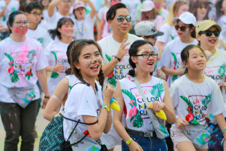 Trai xinh gai dep Ha Noi tung bung voi le hoi bot mau Color Me Run - Anh 9