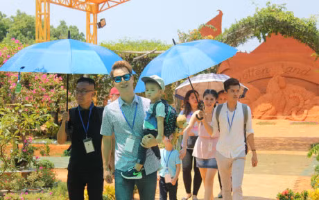 Cung gia dinh Ca si Dang Khoi kham pha cong vien Forgotten Land - Anh 1