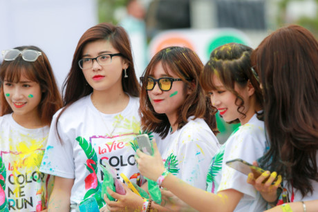Trai xinh gai dep Ha Noi tung bung voi le hoi bot mau Color Me Run - Anh 14