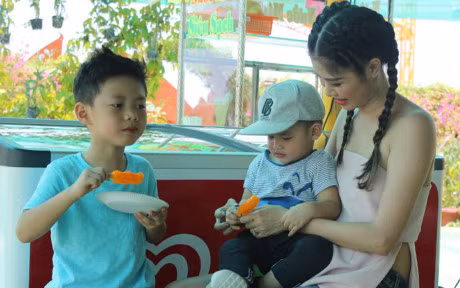 Cung gia dinh Ca si Dang Khoi kham pha cong vien Forgotten Land - Anh 8