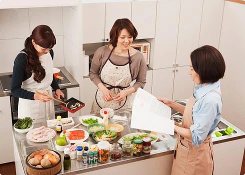 Thì ra, chồng tôi là người rất chu đáo, rất biết nghĩ. Ngay chính người vợ hay chê bai chồng như tôi cũng không nghĩ được đến việc tặng hoa hay tặng quà người giúp việc nhân ngày này.
(ảnh minh họa)