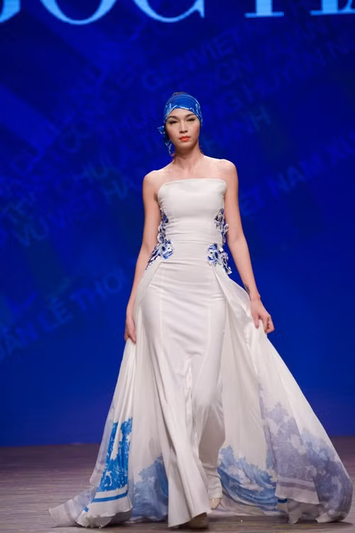 Hoa hậu Ngọc Hân thiết kế lấy cảm hứng từ gốm sứ ảnh 10