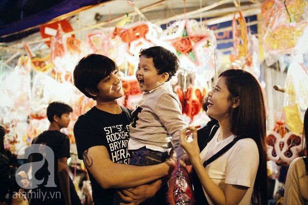 Trương Quỳnh Anh - Tim đưa con trai dạo phố lồng đèn