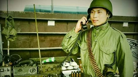 Thầy giáo Điệp rất hào hứng khi “hóa thân” thành anh bộ đội trong thời chiến.