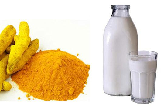 Bột nghệ và sữa tươi giúp tẩy lông nách tại nhà nhanh chóng.
