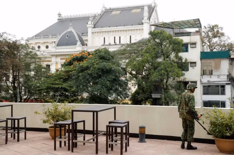 Rà soát tại nơi có thể diễn ra thượng đỉnh. Ảnh Reuters