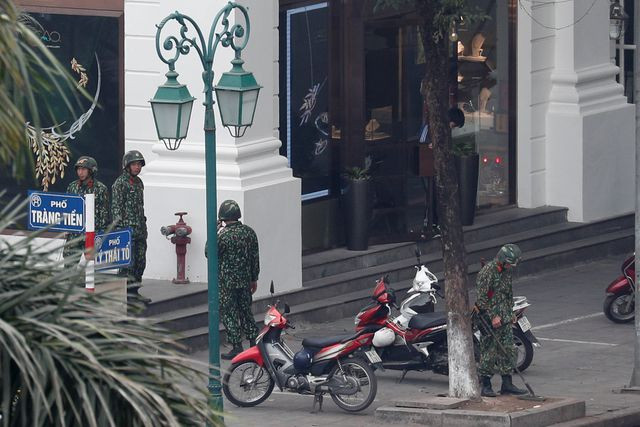 Các gốc cây cũng không bị bỏ sót. Ảnh: Reuters Các gốc cây cũng không bị bỏ sót. Ảnh: Reuters