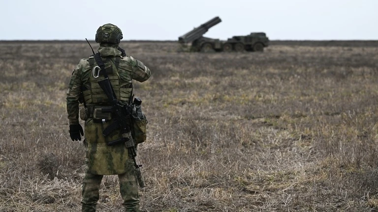 Một quân nhân Nga bên bệ phóng tên lửa BM-27 Uragan. (Ảnh: Sputnik / Alexey Mayshev)