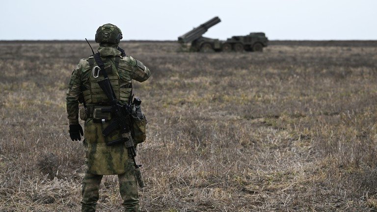 Một quân nhân Nga bên bệ phóng tên lửa BM-27 Uragan. (Ảnh: Sputnik / Alexey Mayshev)