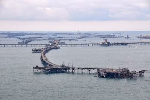 Kỳ lạ thành phố xây dựng trên giàn khoan giữa biển - ảnh 3