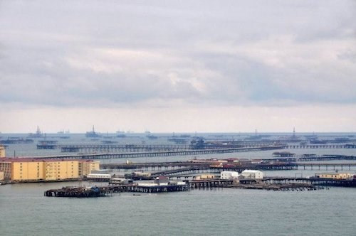 Kỳ lạ thành phố xây dựng trên giàn khoan giữa biển - ảnh 6