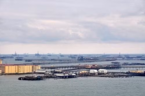 Kỳ lạ thành phố xây dựng trên giàn khoan giữa biển - ảnh 6