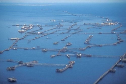 Kỳ lạ thành phố xây dựng trên giàn khoan giữa biển
