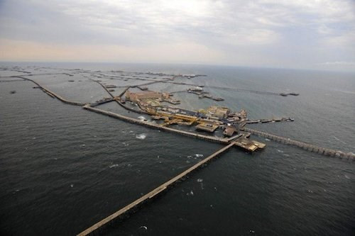 Kỳ lạ thành phố xây dựng trên giàn khoan giữa biển - ảnh 2