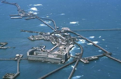 Kỳ lạ thành phố xây dựng trên giàn khoan giữa biển - ảnh 10