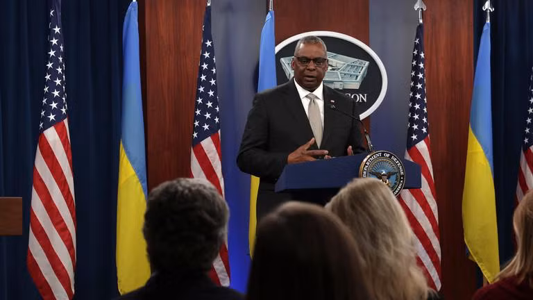 Bộ trưởng Quốc phòng Mỹ Lloyd Austin phát biểu sau cuộc họp trực tuyến của Nhóm Liên hệ Quốc phòng Ukraine tại Lầu Năm Góc ngày 16/11/2022 tại Arlington, Virginia, Mỹ. (Ảnh: AFP)
