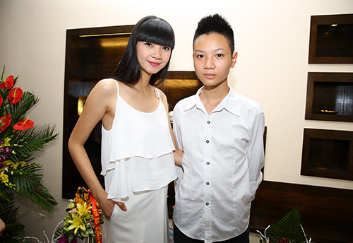 Siêu mẫu Hạ Vy tươi tắn bên hai cậu con trai - 4