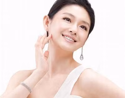 Một cách khác để chống những tác động khó chịu của thời kỳ “đèn đỏ” đối với da đó là tuân theo chế độ chăm sóc da phù hợp và nhất quán. chăm sóc da ngày đèn đỏ