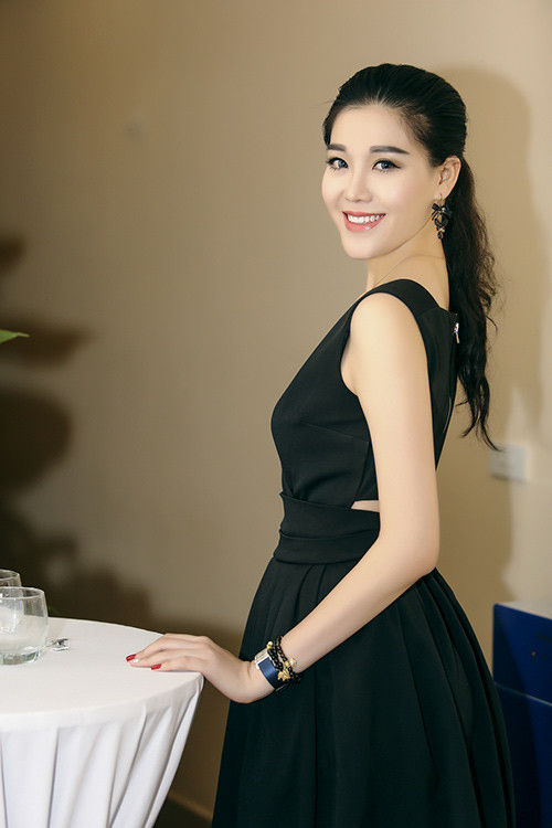 Siêu mẫu Hạ Vy tươi tắn bên hai cậu con trai - 10