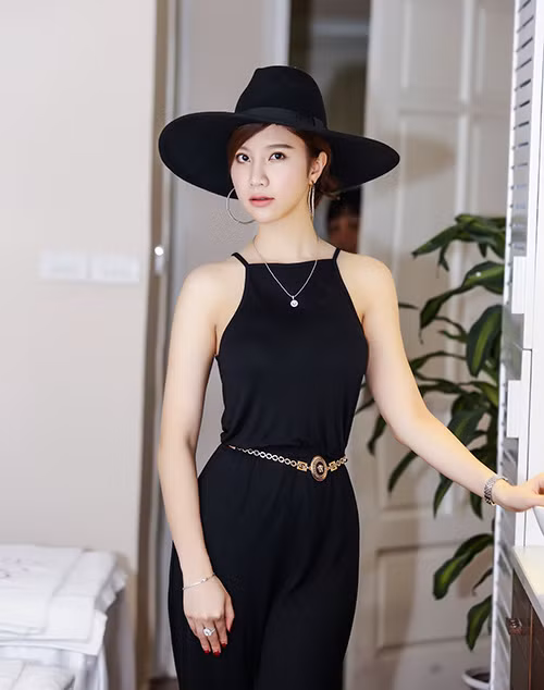 Siêu mẫu Hạ Vy tươi tắn bên hai cậu con trai - 14