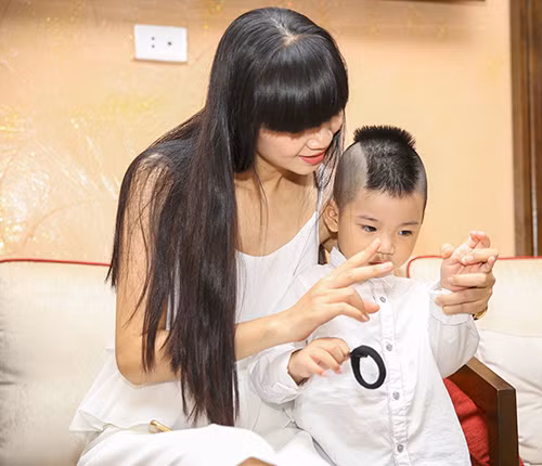 Siêu mẫu Hạ Vy tươi tắn bên hai cậu con trai - 3