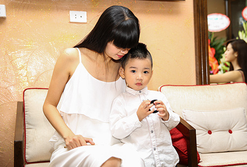 Siêu mẫu Hạ Vy tươi tắn bên hai cậu con trai - 2