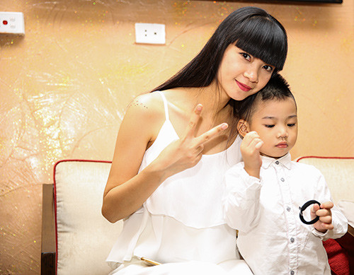 Siêu mẫu Hạ Vy tươi tắn bên hai cậu con trai - 1