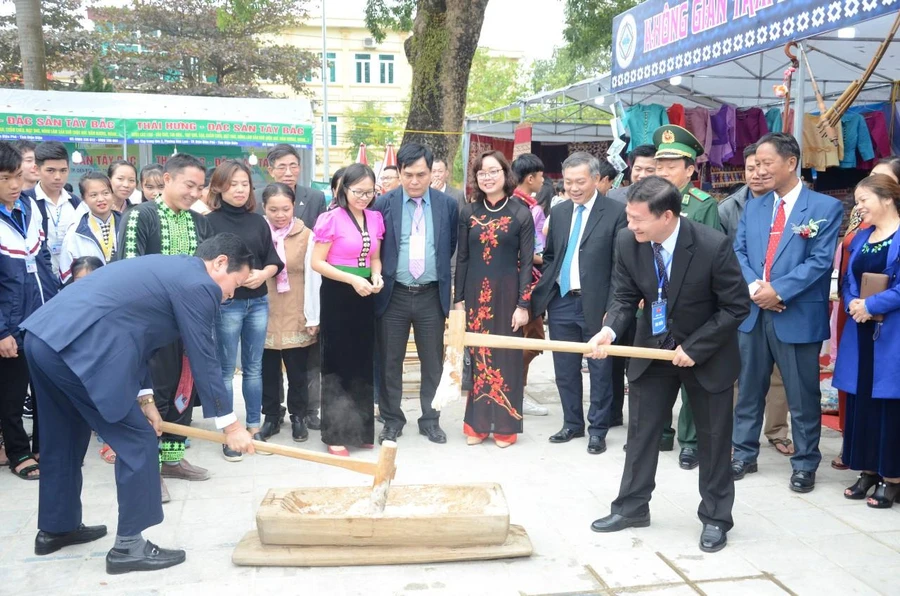 Đại biểu tham gia trải nghiệm giã bánh dày của đồng bào Mông tại Ngày hội giao lưu văn hóa Việt - Lào lần thứ II. Ảnh minh họa.