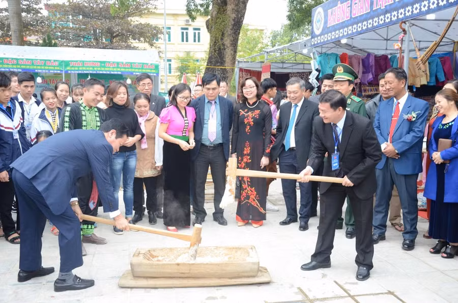 Đại biểu tham gia trải nghiệm giã bánh dày của đồng bào Mông tại Ngày hội giao lưu văn hóa Việt - Lào lần thứ II. Ảnh minh họa.