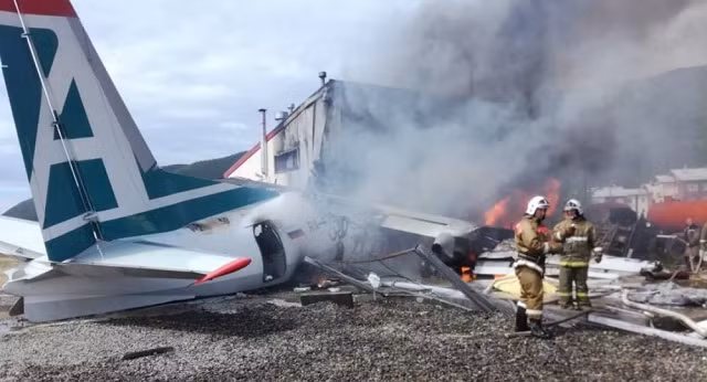 Máy bay Nga chở hàng chục người hạ cánh khẩn cấp, bốc cháy ngùn ngụt