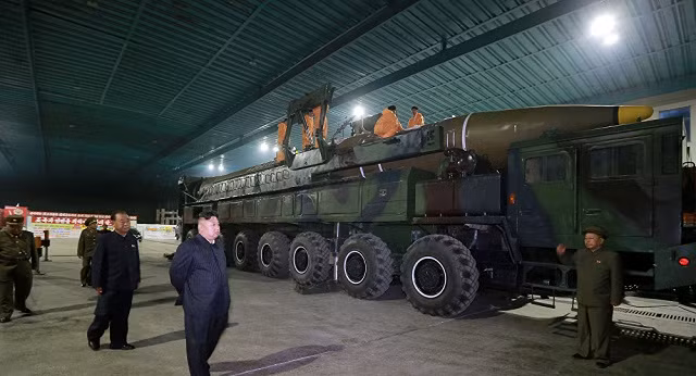 Lãnh đạo Kim Jong-un kiểm tra tên lửa đạn đạo liên lục địa Hwasong - 14