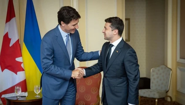 Thủ tướng Canada Justin Trudeau và Tổng thống Ukraine Vladimir Zelensky (phải).