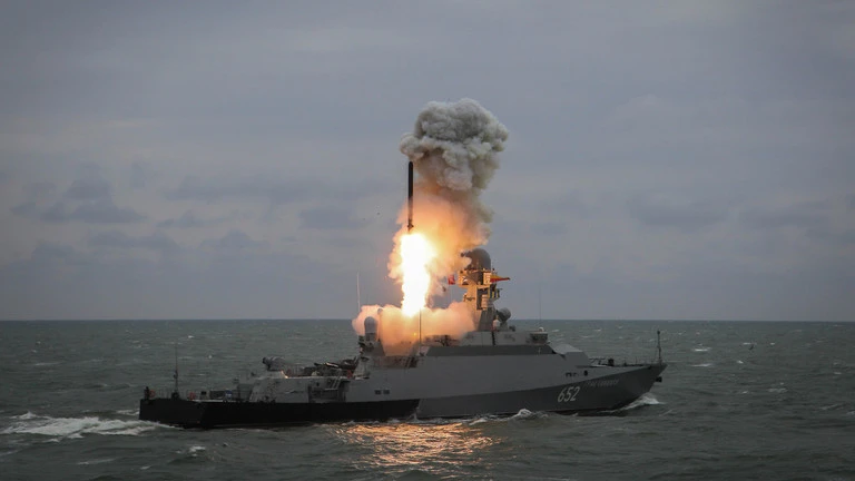 Tàu chiến Nga phóng tên lửa Kalibr. (Ảnh: Sputnik / Denis Abramov).
