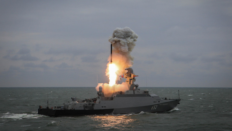 Tàu chiến Nga phóng tên lửa Kalibr. (Ảnh: Sputnik / Denis Abramov).